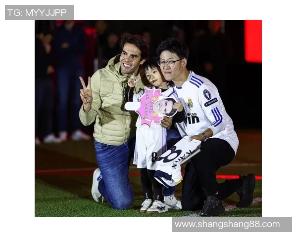 当红明星偶遇绿茵场足球巨星引发全场粉丝热烈欢呼与意外惊喜 当红明星偶遇绿茵场足球巨星引发全场粉丝热烈欢呼与意外惊喜