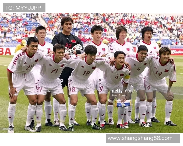 退役足球巨星再掀热潮引发球迷怀旧与新时代体育精神探讨